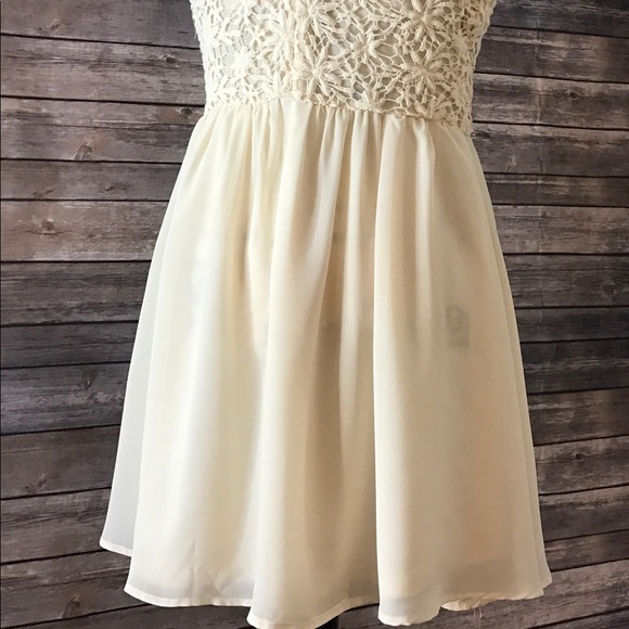 Elegant Cream colored Dress - Picture 4 of 8